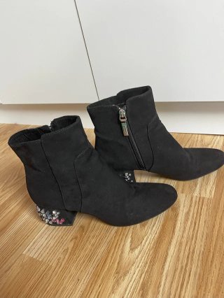 Botines negros ante pedrería tacón