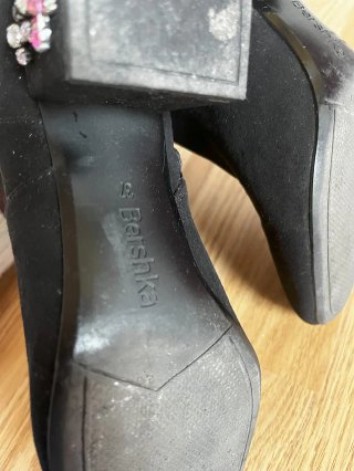 Botines negros ante pedrería tacón