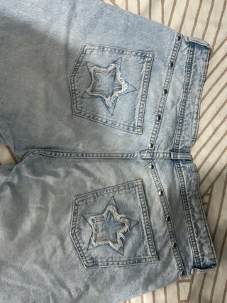 Pantalón vaquero Bershka tachuelas estrellas