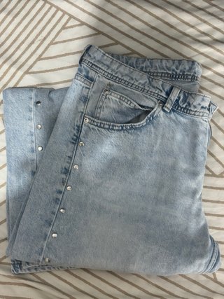 Pantalón vaquero Bershka tachuelas estrellas