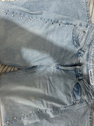 Pantalón vaquero Bershka tachuelas estrellas