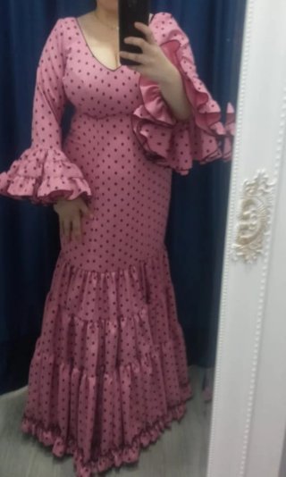 Traje de flamenca rosa lunares negros.