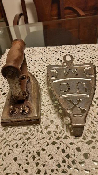 Plancha antigua de ropa con soporte