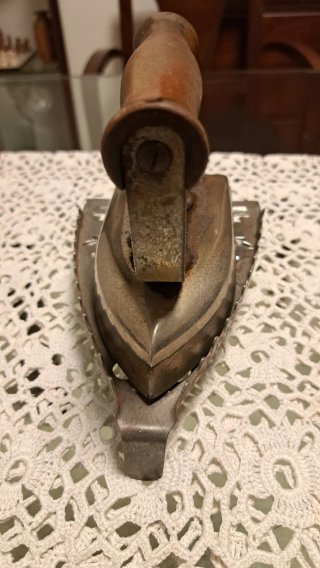 Plancha antigua de ropa con soporte
