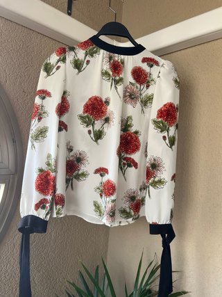 Blusa Zara floral ligera XS