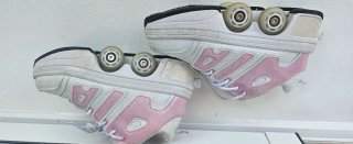 Zapatos con ruedas blancos y rosas