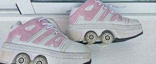Zapatos con ruedas blancos y rosas