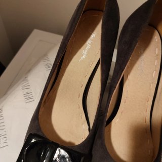 Scarpe con tacco grigie con fiocco
