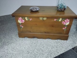 Baúl de madera pintado con flores
