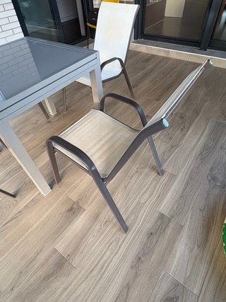 Sillones de terraza beige y gris