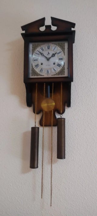 Reloj de pared antiguo de madera con dong
