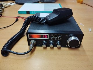 6 Emisoras,  2 amplificadores lineales,   medidor