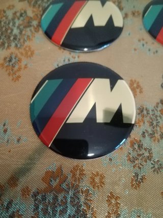 Cuatro emblemas BMW para las llantas o tapacubos