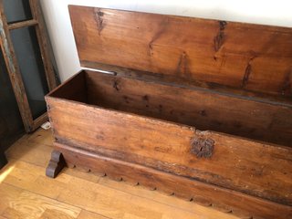 Arcón de madera antiguo.