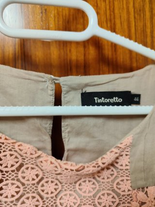 Vestido de verano beige y rosa