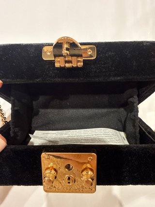 Bolso de mano terciopelo negro y dorado