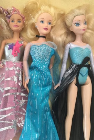 Set di sei bambole tipo Barbie con vestiti vari