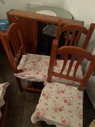 Mueble de comedor con mesa y 6 sillas.