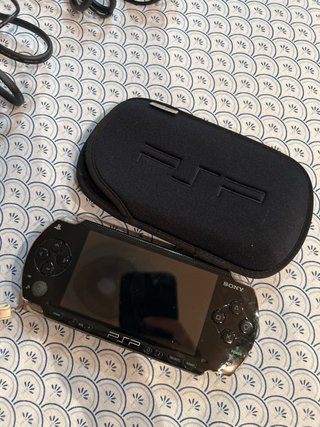 Sony PSP-2000 Negra + 2 UMDs