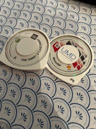 Sony PSP-2000 Negra + 2 UMDs