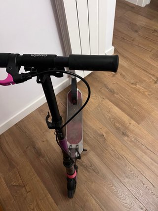 Patinete azul y rosa.