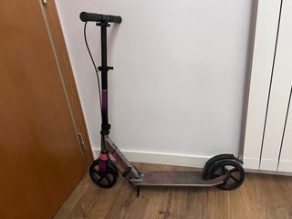 Patinete azul y rosa.