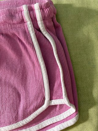 Short deportivo rosa con ribetes blancos