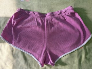 Short deportivo rosa con ribetes blancos