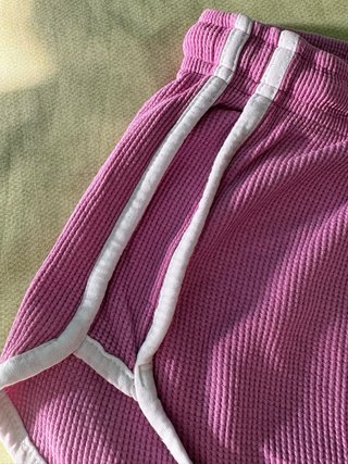 Short deportivo rosa con ribetes blancos