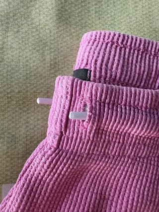 Short deportivo rosa con ribetes blancos
