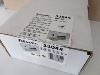 Porta acreditaciones con pinza
