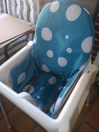 Trona IKEA con cojín