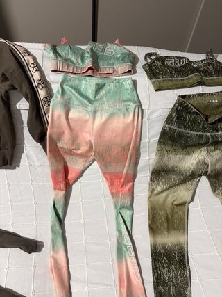 Conjunto deportivo estampado hay dos con talla xs