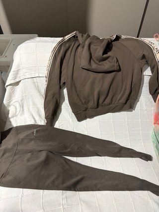 Conjunto deportivo estampado hay dos con talla xs