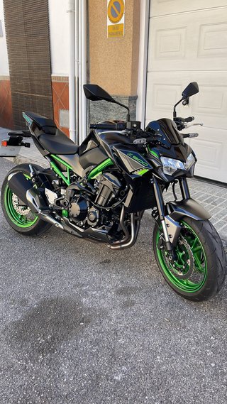 Kawasaki Z900 Negra y Verde