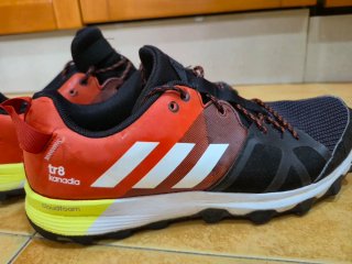 Zapatillas Adidas TR8 Kanadia Negras Rojas