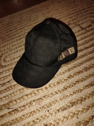 Gorra similar Louis Vuitton Negra y Beige