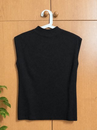 Top de punto negro sin mangas