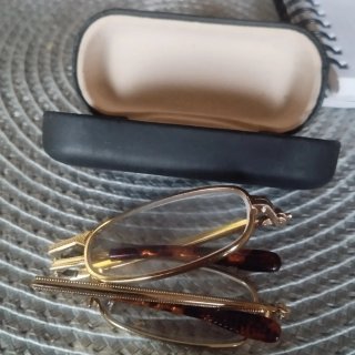 Mini gafas doradas con estuche