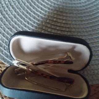 Mini gafas doradas con estuche