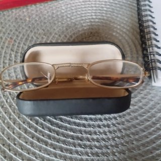 Mini gafas doradas con estuche