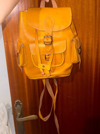 Mochila artesanal piel tono mostaza