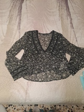 Blusa Stradivarius floral manga larga