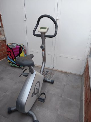 Bicicleta Estática Gris y Beige
