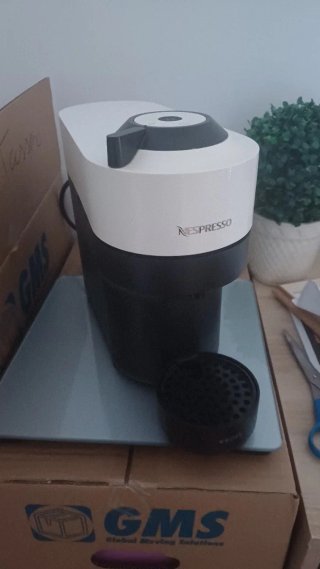 Cafetera Nespresso Vertuo Blanca y Negra