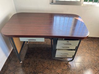 Mesa de despacho. De madera y metal.