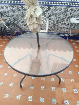 Mesa redonda cristal y 4 sillas jardín