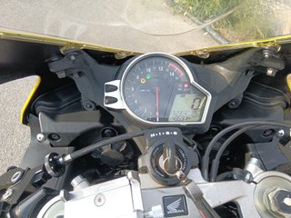 Honda CBR 1000 RR Sportbike Amarilla y Negra