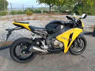 Honda CBR 1000 RR Sportbike Amarilla y Negra