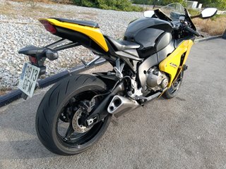 Honda CBR 1000 RR Sportbike Amarilla y Negra